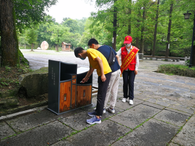 长沙三亚岛旅游区特勤队副队长刘佳楠规劝游客文明出行